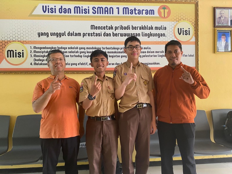 Foto Dr. I Wayan Sudiarta dari Universitas Mataram selaku Pembina Khusus Bidang Studi Fisika Bersama Tim OSN SMAN 1 Mataram